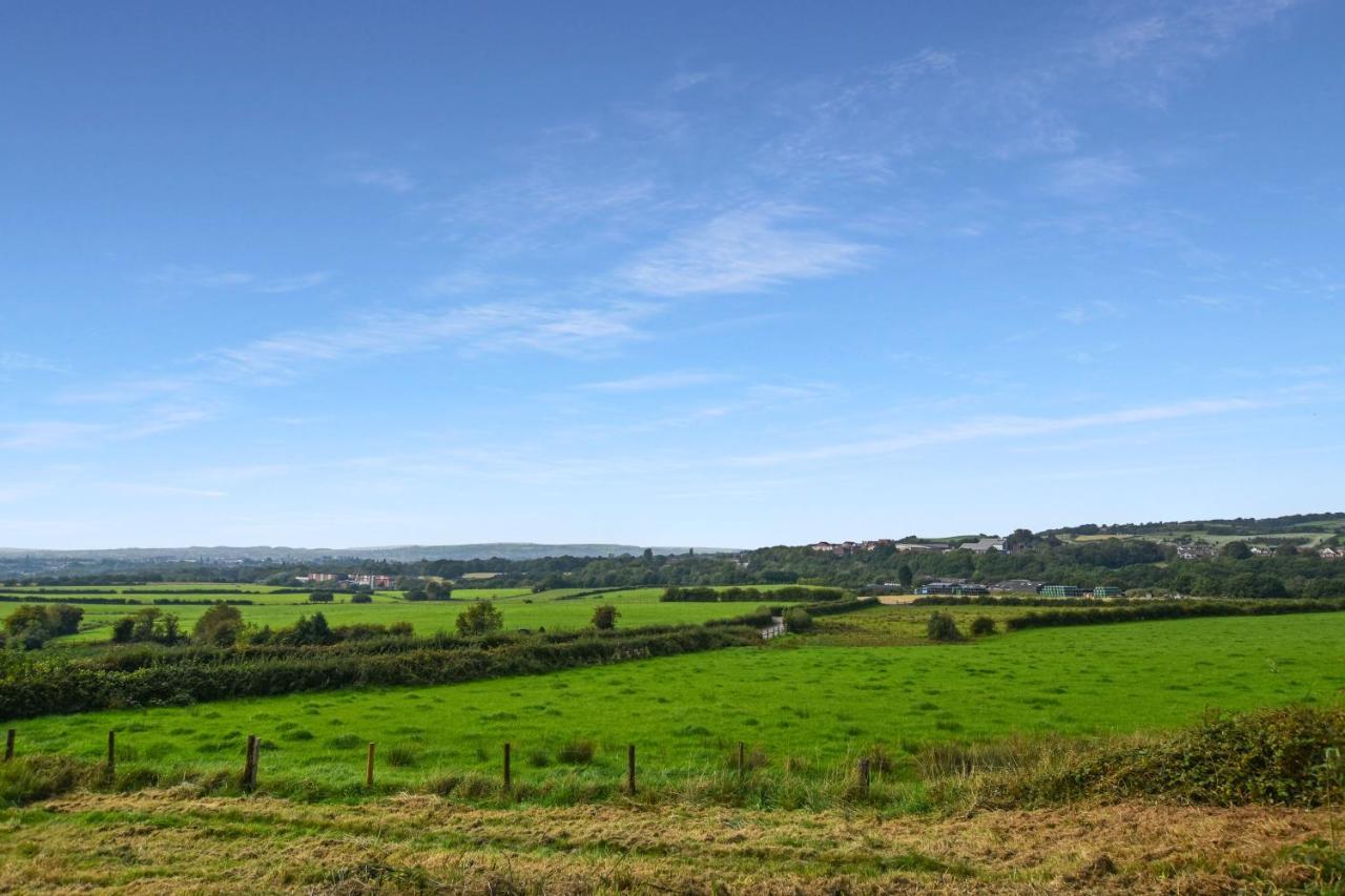A Spacious From With Spectacular Views Holiday home Heywood