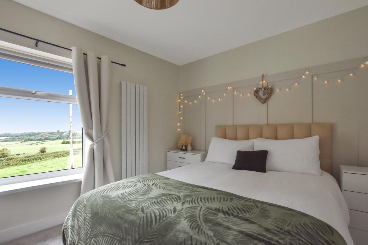 A Spacious From With Spectacular Views * Heywood